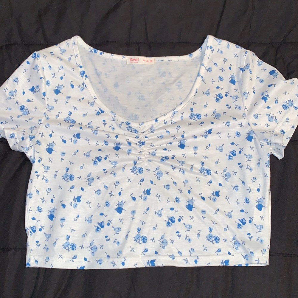 Blue & White floral crop from ROMWE